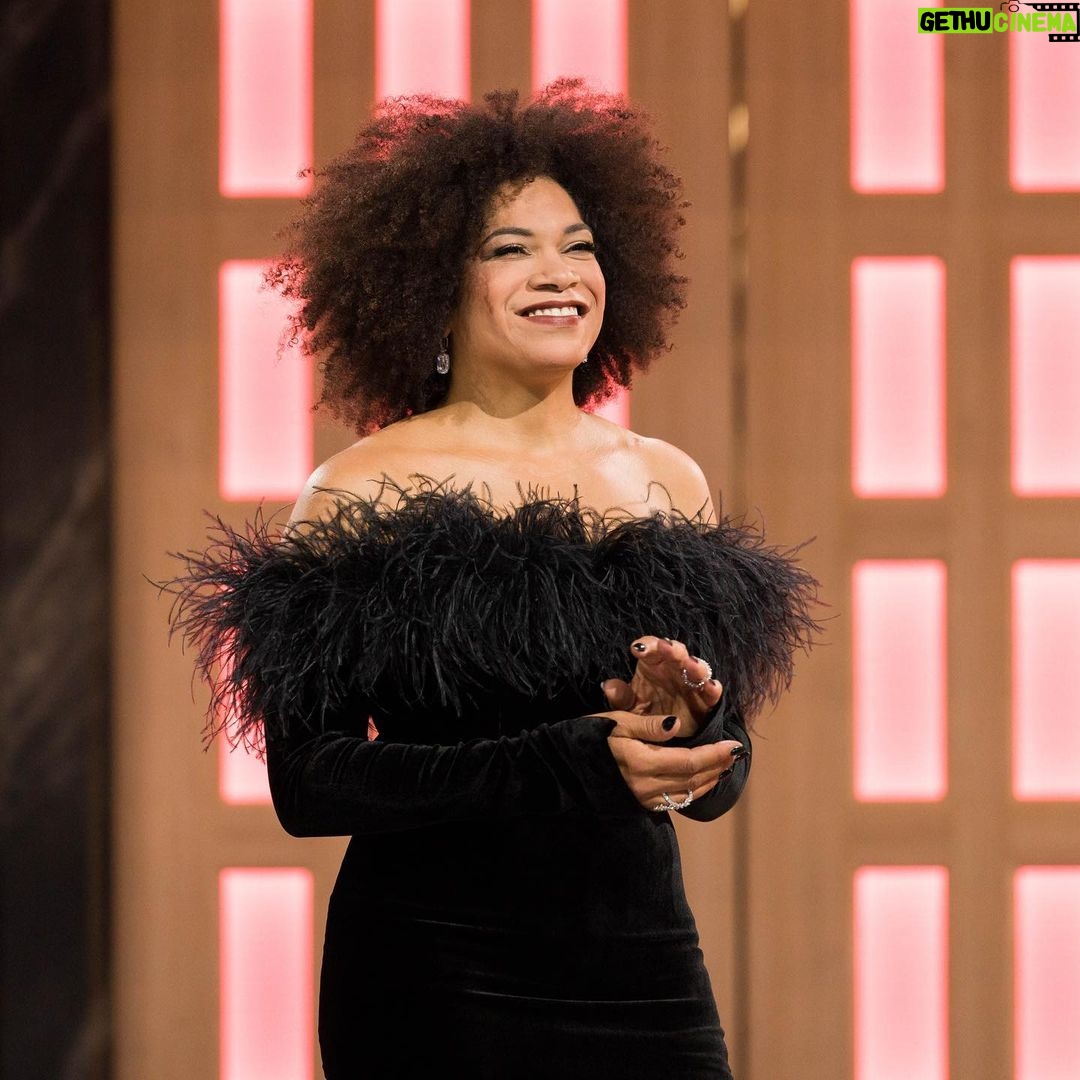 Arisa Cox Instagram - Finale-Eve GLAM #BBCAN11 Thank you for this dark velvet feathers look π€π€π€ @lisawilliamsstyle @gregorygravelinemakeup @romieshakes @marklashjewelry @louboutinworld @bigbrotherca @insight.productions πΈ @joanna_bell_photographic_art