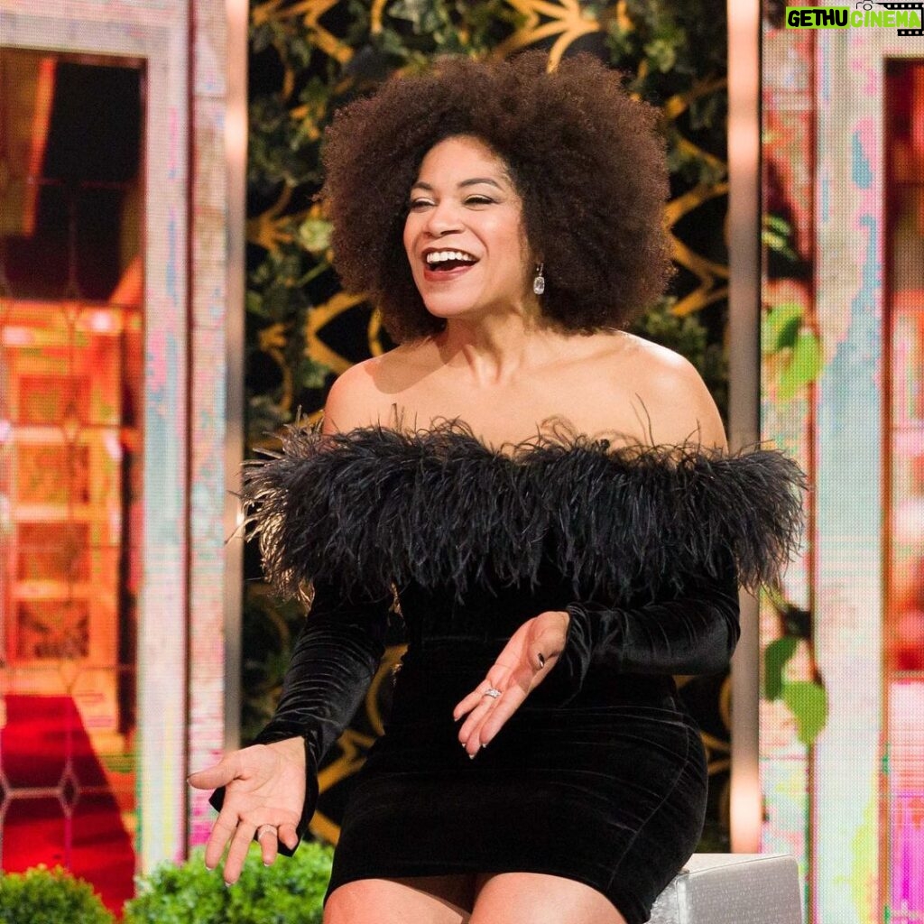 Arisa Cox Instagram - Finale-Eve GLAM #BBCAN11 Thank you for this dark velvet feathers look 🖤🖤🖤 @lisawilliamsstyle @gregorygravelinemakeup @romieshakes @marklashjewelry @louboutinworld @bigbrotherca @insight.productions 📸 @joanna_bell_photographic_art