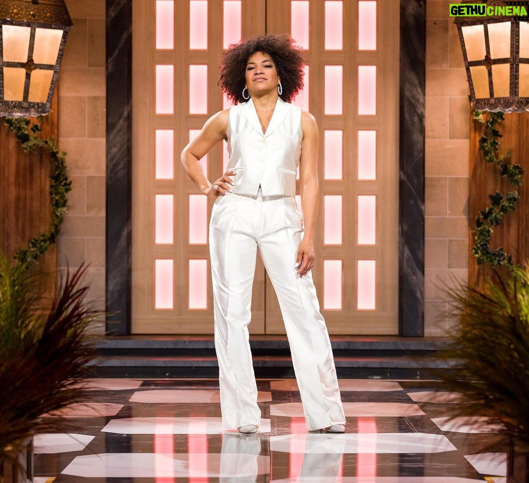 Arisa Cox Instagram - Fancy Menswear for the WIN✨ #BBCAN11 Thank you for this classic custom ivory look @lisawilliamsstyle @fari_hara @gregorygravelinemakeup @marklashjewelry @romieshakes @alexandrevauthier bigbrotherca @globaltv 📸 @joanna_bell_photographic_art