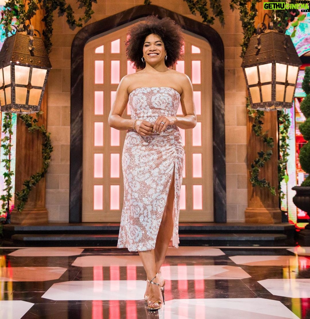 Arisa Cox Instagram - Glittering and glowing it up for #BBCAN11 Thank for this unusually soft rose gold look ✨ @lisawilliamsstyle @outheretoronto @suzannemckaybeauty @marklashjewelry @romieshakes @giuseppezanotti 📸 @joanna_bell_photographic_art