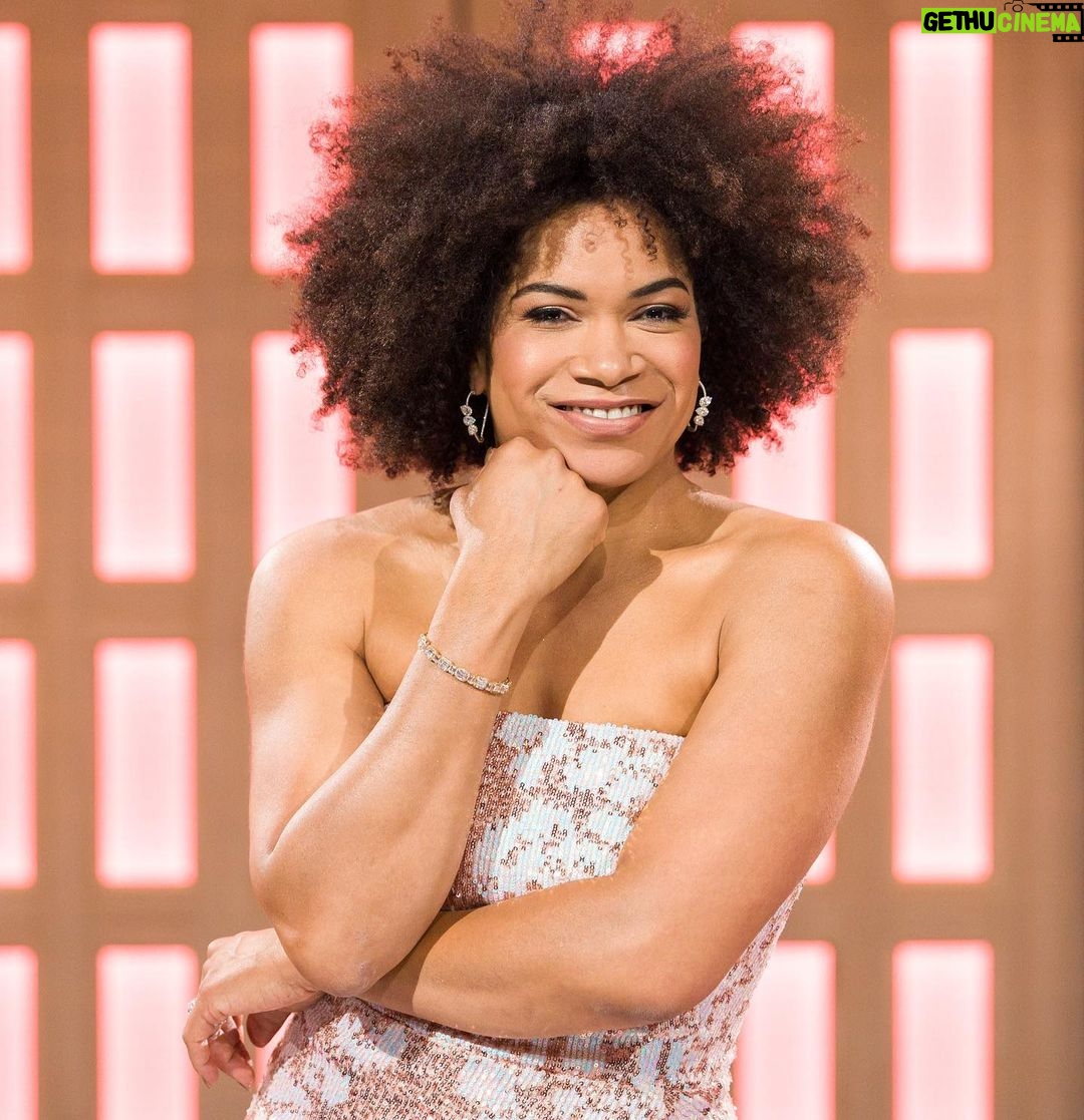 Arisa Cox Instagram - Glittering and glowing it up for #BBCAN11 Thank for this unusually soft rose gold look ✨ @lisawilliamsstyle @outheretoronto @suzannemckaybeauty @marklashjewelry @romieshakes @giuseppezanotti 📸 @joanna_bell_photographic_art