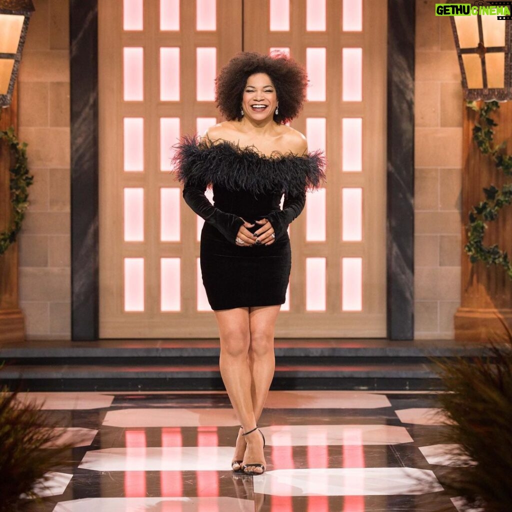 Arisa Cox Instagram - Finale-Eve GLAM #BBCAN11 Thank you for this dark velvet feathers look 🖤🖤🖤 @lisawilliamsstyle @gregorygravelinemakeup @romieshakes @marklashjewelry @louboutinworld @bigbrotherca @insight.productions 📸 @joanna_bell_photographic_art