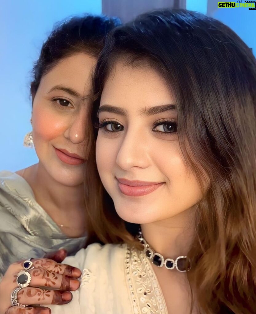 Arishfa Khan Instagram - To my radiant and beautiful mamma, A very “HAPPY BIRTHDAY”❤️🎂 You deserve all the world’s happiness, peace and success. You’re a blessing to me, and I admire you and love you more than words can say. Thank you for everything you have done for me. You’re my everything and I will make you proud always Ammu🫀🌎 #happybirthdaymom Happy new year everyone ✨ #2024