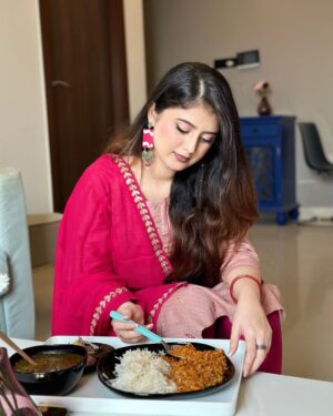 Arishfa Khan Instagram - Me to my food: So beautiful so elegant 
Just looking like a Woww😍💗
PS: one of my fav’s (Tawa pulao and daal chawal)😋
