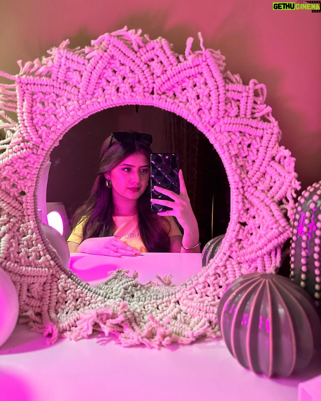 Arishfa Khan Instagram - BE KIND. Life is a mirror💜