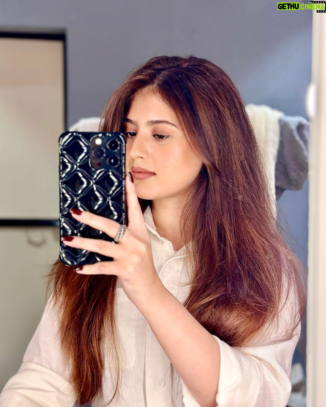 Arishfa Khan Instagram - Posting and ghosting🎞️👻 #mirrorselfie #mightdeletelater