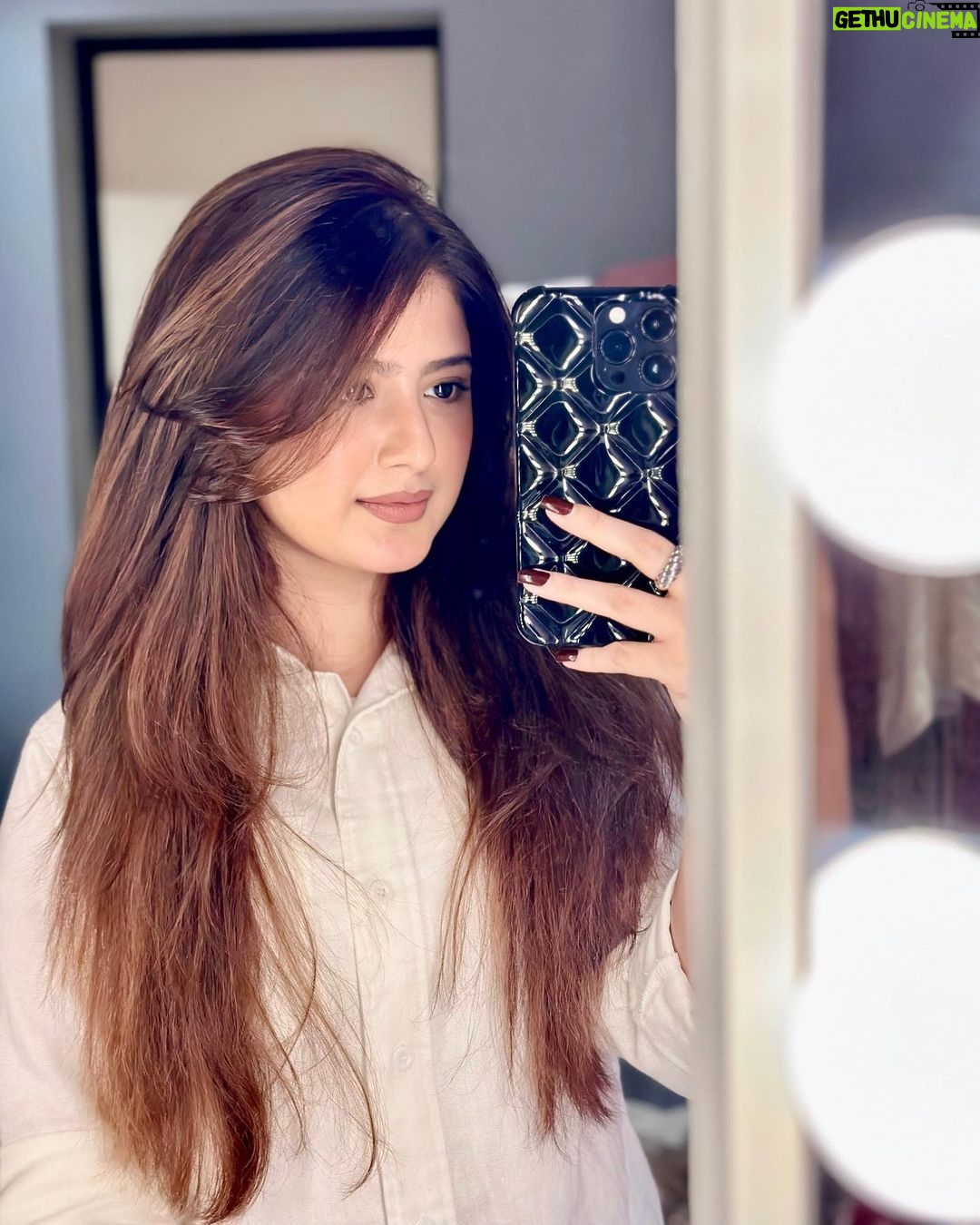Arishfa Khan Instagram - Posting and ghosting🎞️👻 #mirrorselfie #mightdeletelater