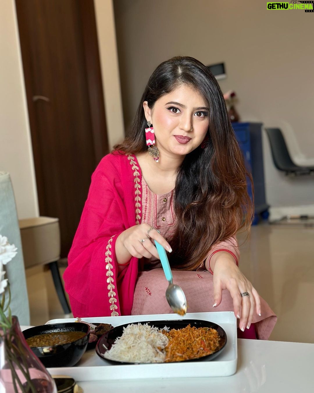 Arishfa Khan Instagram - Me to my food: So beautiful so elegant Just looking like a Woww😍💗 PS: one of my fav’s (Tawa pulao and daal chawal)😋