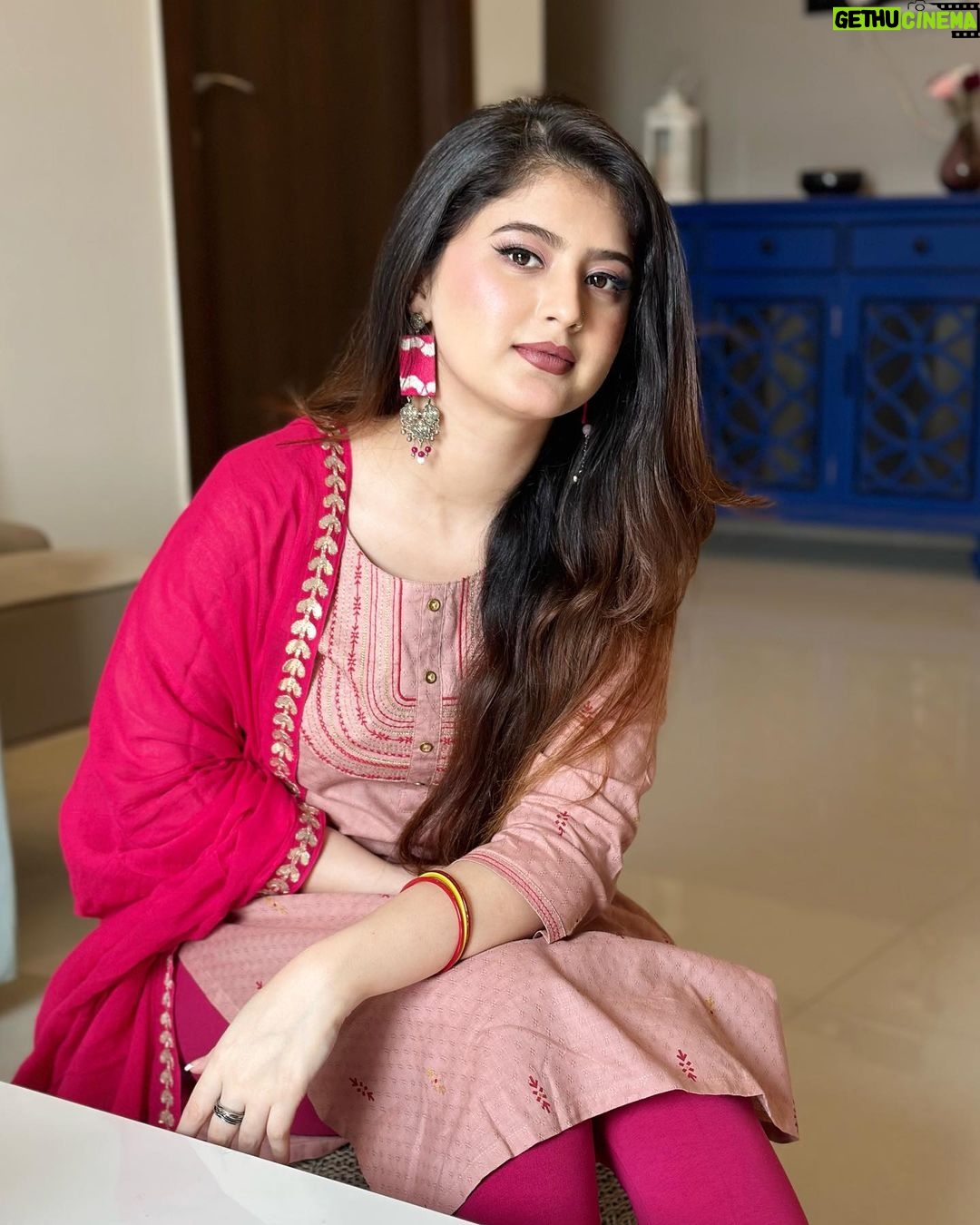 Arishfa Khan Instagram - Me to my food: So beautiful so elegant Just looking like a Woww😍💗 PS: one of my fav’s (Tawa pulao and daal chawal)😋