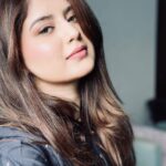 Arishfa Khan Instagram – 🖤🦢📸🕯️