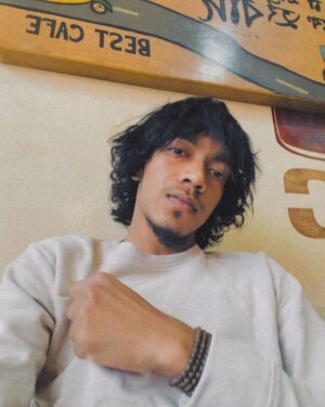 Ariyan Mehedi Instagram - Music is life itself..! 💎💛
.
.
.
#ariyanmehedi #instagood #blogger #singer #selfie #bdcommunity🇧🇩🔗 #bdcarmy🇧🇩🔗 #hairfashion #dhakagram #bangladesh #bashundhara #musicianlife #todaysoutfit #photooftheday