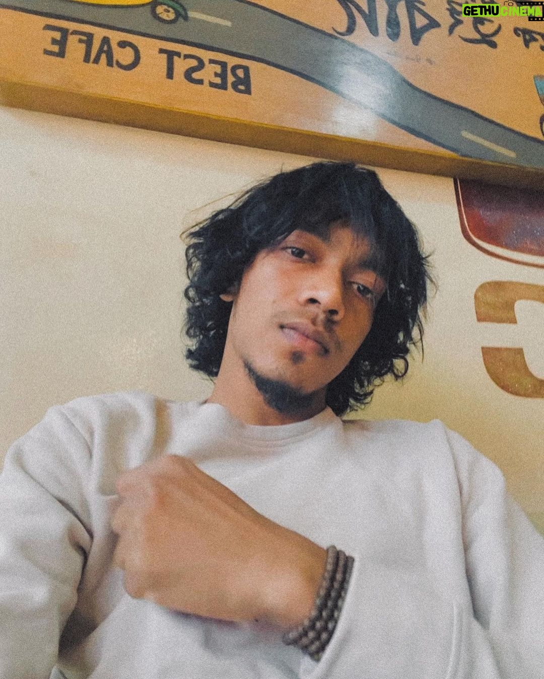 Ariyan Mehedi - 1.5K Likes - Music is life itself..! 💎💛
.
.
.
#ariyanmehedi #instagood #blogger #singer #selfie #bdcommunity🇧🇩🔗 #bdcarmy🇧🇩🔗 #hairfashion #dhakagram #bangladesh #bashundhara #musicianlife #todaysoutfit #photooftheday