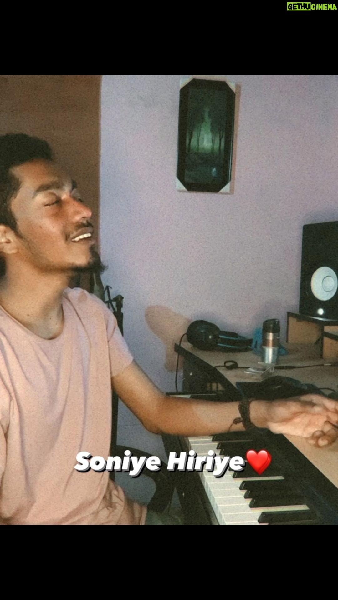 Ariyan Mehedi Instagram - Soniye Hiriye 🔥 Added these Bengali lines coz they fit in so well! ❤️😍 Hope you like my version!😎 Don’t forget to share.🖤🔥 @itsshaeloswal All my love mere Bhai! ❤️ #soniyehiriye #hiriye #ariyanmehedi #unplugged #reels #instagramreels #hindisongs #song #songs #reelitfeelit #reelsindia #reelsbangladesh #explore #explorepage #exploremore #foryou #bollywoodsongs #music