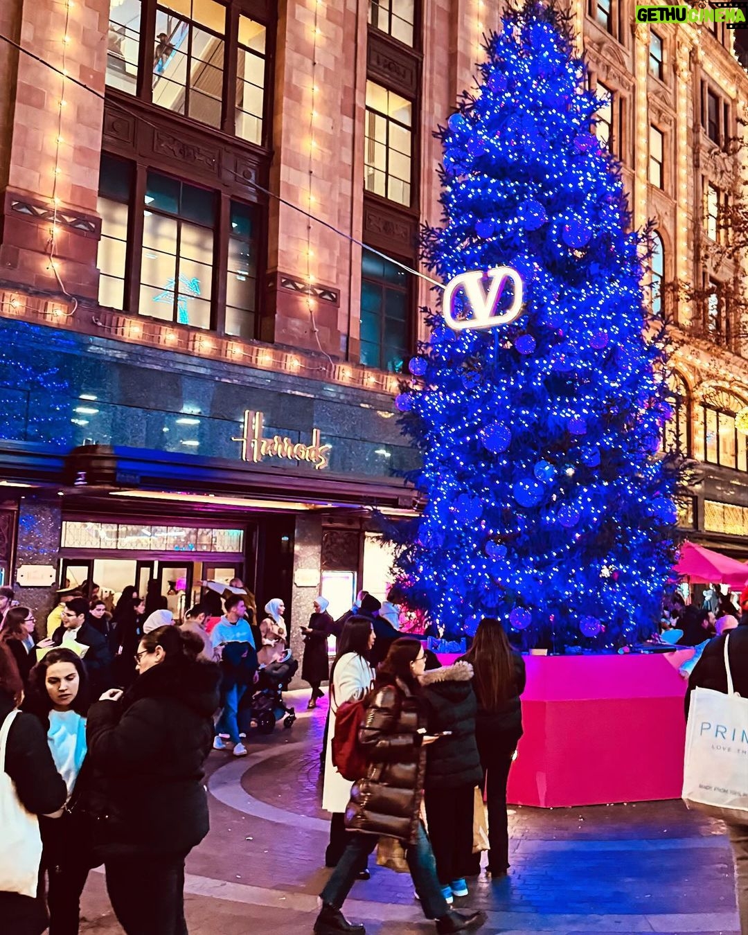 Arjun Kapoor - 324.3K Likes - The Sibling Getaway…
@anshulakapoor ❤️🎄🇬🇧