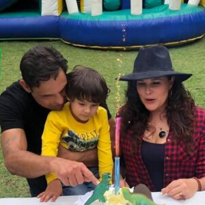 Arleth Terán Instagram - A sí de bonito y divertído el festejo de 4 añitos de mi @leonalexanderlaet lleno de amor, apapachado, felíz, con una piñata diseñada especialmente para él de @larisa_desing @queren.dona nos hizo unos diseños espectaculares de dinosaurios 🦖 que fueron un éxito con todo mundo ! 🥳🦁 🎂 🎊🪅#amigos #familia #hijos #infanciafeliz #papás #cumpleañosfeliz