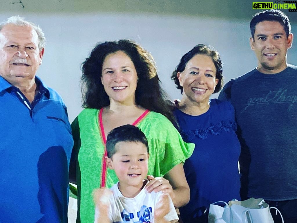 Arleth Terán - 2.4K Likes - En esta época y en estas fechas, lo que más valora uno es la familia, @roccoteran está es la ultima foto que me tome con mi señor padre sin saber que estábamos en una bonita e inolvidable despedida. La lección está aprendida, vive hoy y disfruta a los tuyos como si fuera la última vez que podrías compartir con ellos. #familia #navidad #vivehoy #vivefeliz