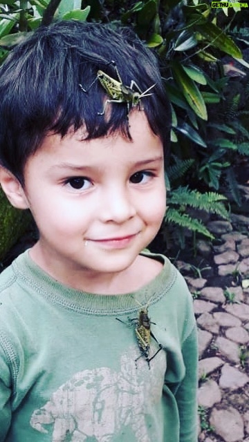 Arleth Terán Instagram - Buscando grillos con papá, enamorado de la naturaleza. #infancia @leonalexanderlaet #vivencias #amordepapa