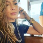 Arleth Terán Instagram – Y es que decir Adiós así nada más sin una despedida, sin una última mirada de complicidad, sin una enorme sonrisa, no me sabe tan bien. Desde el día que te conocí @mimisskisss y que me permitiste conocer tu alma, atesore para siempre tu preciada amistad, ni el tiempo ni la distancia jamás nos hicieron mella, que lindo bruja !! Conservó muchos recuerdos y todas tus infinitas ocurrencias, siempre me dejabas con la cabeza aturdida de tantas ideas, Dios te doto de tantos talentos querida, demasiados para una sola persona, que orgullosa me hacías sentir al aprovecharlos toditos, que bonito Mirelle verte cumplir tooodos tus sueños hermana, que vieja tan necia Dios mío y qué Chingona por cierto. Era tanto lo que teníamos que actualizar, que faltaba aliento, no nos paraba la boca, hablábamos  una encima de la otra, siiii al mismo tiempo y nos entendíamos.  Me alimentabas de tan bonita energía, de tu alegría infinita, de tu positivismo, gozaba tanto tus locuras, esa manera tan tuya de ver la vida y enfrentarla. Vaya huevos hijaaa me quito el sombrero, mís respetos, que manera de vivir la vida. Cuantas infinitas posibilidades me enseñaste, que alegría haberte conocido, fue un honor ser tu amiga. Me vas hacer mucha falta loca, la sal y la pimienta se fueron sin despedirse, así cómo te gustaba, impredecible, impetuosa, larga como la cuaresma. Así de mucho te voy a extrañar. Hoy te prendo una vela y te hago con todo mi amor una chamaneada digna de ti y de tu hermosa alma. No tengo palabras amiga, brilla, brilla y vuela alto hermana, alma bella y chispeante. 🦋 Abrazo a tus queridos padres y les agradezco haberme compartido a este hermoso ser por tantos años. A tus hijos, Mi Max siempre estaré para ti con todo mi amor mi’hijo, con los brazos abiertos, los recibiré hasta que Dios me preste vida, Oscaritos los abrazo fuerte saben que estoy con ustedes y que ella siempre brillará en nuestros corazones. No tengo mucho que decir, solo dar las gracias por compartir este mujeron conmigo. Hasta siempre hermosa, Gracias Dios por este pedazo de cielo. Love U ❤️#vida #amistad  #hermandad #belleza #mujeron #libertad #amorincondicional❤ Entre El Cielo Y El Infierno