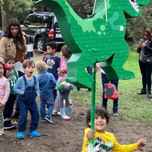 Arleth Terán Instagram - A sí de bonito y divertído el festejo de 4 añitos de mi @leonalexanderlaet lleno de amor, apapachado, felíz, con una piñata diseñada especialmente para él de @larisa_desing @queren.dona nos hizo unos diseños espectaculares de dinosaurios 🦖 que fueron un éxito con todo mundo ! 🥳🦁 🎂 🎊🪅#amigos #familia #hijos #infanciafeliz #papás #cumpleañosfeliz