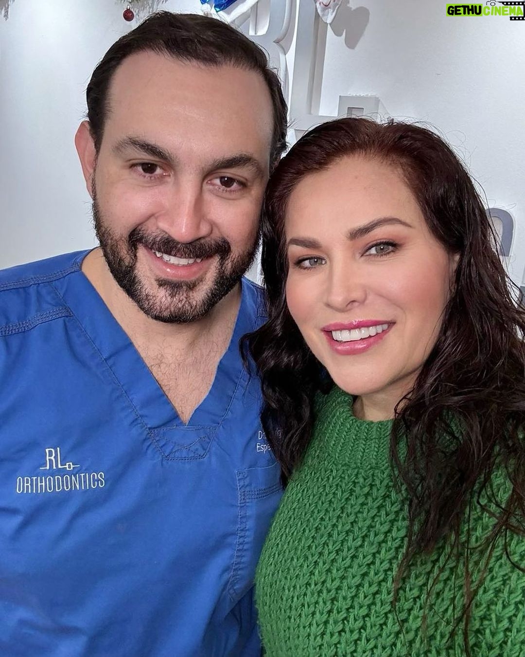 Arleth Terán Instagram - 😍La sonrisa es algo que no podemos olvidar, y en estas fechas hay que sonreír con los mejores @rlorthodontics 🤩✨GRACIAS mi querido @dr.rodrigolopez por tu profesionalismo, entrega y disposición. ¡Eres un chingon! #SonriamosJuntos 👉 Vayan con él de mi parte 100% recomendado RL Orthodontics