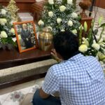 Arleth Terán Instagram - Gordito y al final como siempre te saliste con la tuya, moriste en casa como querías, en estos tiempos de pandemia se hizo algo sencillo y significativo como te gustaba, muy tú. Todos tus hijos, tus nietos, tus hermanos, tus amigos y vecinos estuvieron acompañándote. Me decían cosas tan lindas tuyas, me hiciste sentir muy orgullosa de ser tu hija, qué bonito todo el amor que sembraste, el día de hoy dio muchos frutos papá, recibí una mensaje de una chica en Malinalco que decía que le habías dado una cátedra para sembrar semillas de árboles frutales. Gordito lindo que tengas el mejor de los viajes, gracias por tu compañía y por tu generosidad. TE AMO PAPÁ se que nuestras almas se volverán a encontrar en algún momento. Entonces te abrazaré. #descansaenpaz #teamamos #luz #gracias Ciudad Victoria, Tamaulipas