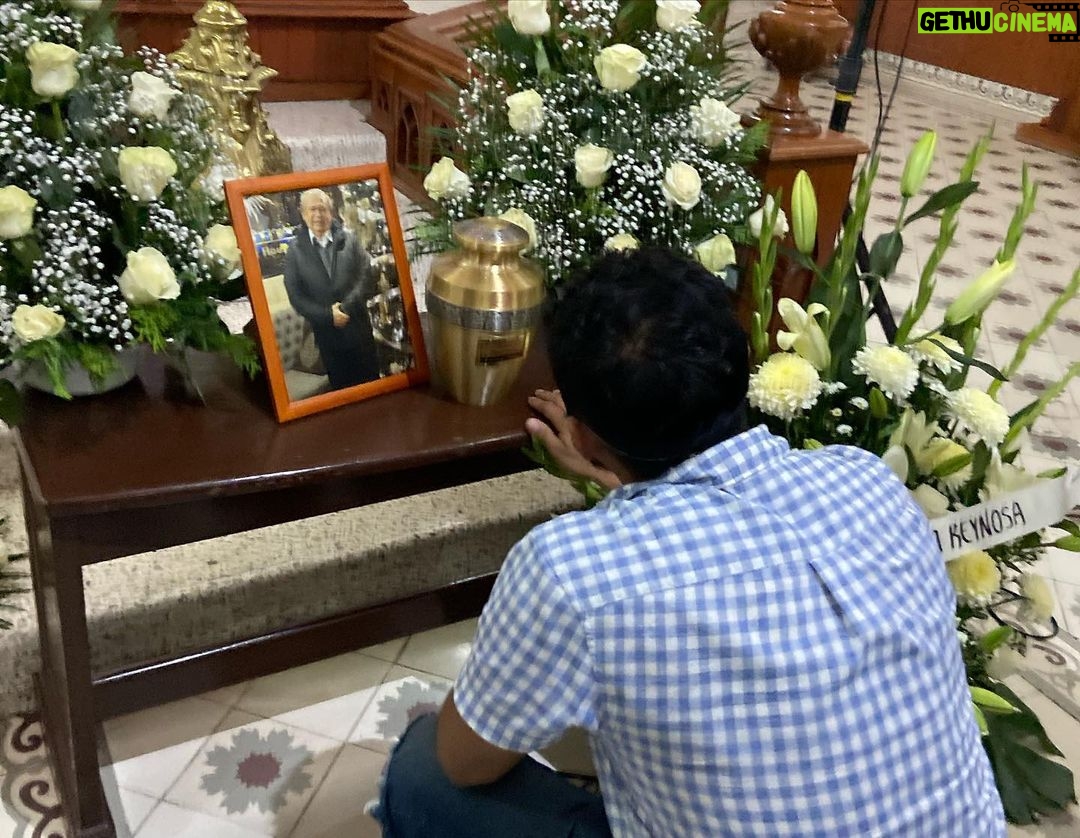 Arleth Terán - 13K Likes - Gordito y al final como siempre te saliste con la tuya, moriste en casa como querías, en estos tiempos de pandemia se hizo algo sencillo y significativo como te gustaba, muy tú. Todos tus hijos, tus nietos, tus hermanos, tus amigos y vecinos estuvieron acompañándote. Me decían cosas tan lindas tuyas, me hiciste sentir muy orgullosa de ser tu hija, qué bonito todo el amor que sembraste, el día de hoy dio muchos frutos papá, recibí una mensaje de una chica en Malinalco que decía que le habías dado una cátedra para sembrar semillas de árboles frutales. Gordito lindo que tengas el mejor de los viajes, gracias por tu compañía y por tu generosidad. TE AMO PAPÁ se que nuestras almas se volverán a encontrar en algún momento. Entonces te abrazaré. #descansaenpaz #teamamos #luz #gracias