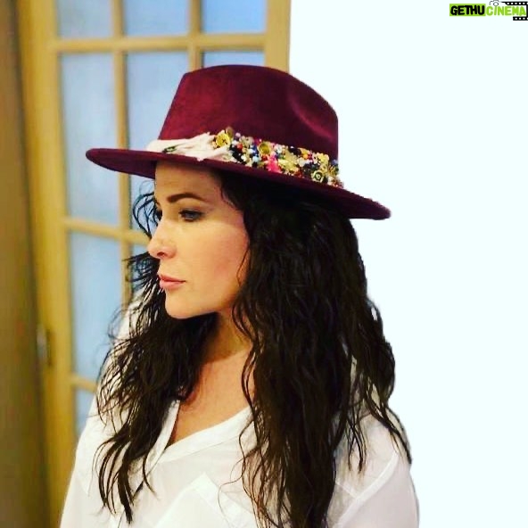 Arleth Terán - 2.7K Likes - Amo mi sombrero, entra a ver todo lo que tienen en @lovitmx increíble trabajo artesanal, lleno de detalles!!