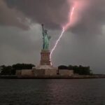 Arleth Terán Instagram - La increíble imagen donde un rayo pega en la estatua de la libertad!! #nyc #liberty