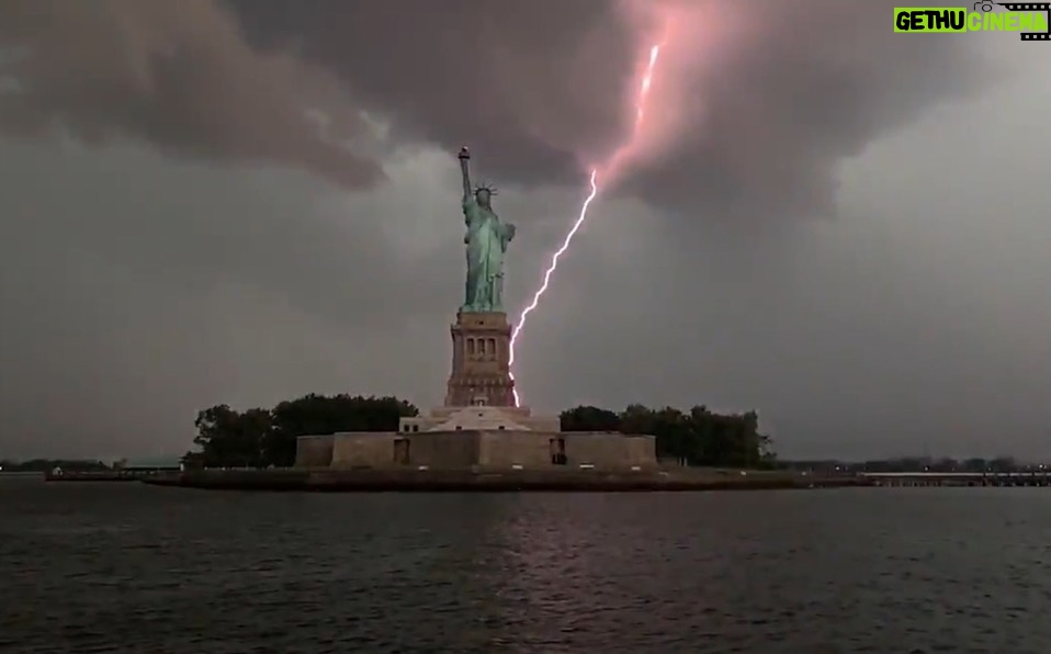Arleth Terán Instagram - La increíble imagen donde un rayo pega en la estatua de la libertad!! #nyc #liberty
