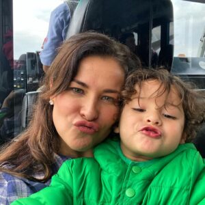 Arleth Terán Instagram - Mi mamí @arleth_teran111 siempre tiene lindas sorpresas para mí. #amordemama #donleon #leonalexanderlaet