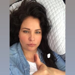 Arleth Terán Instagram - Hola, analizando en qué momento ha pasado todo esto, tantos cambios, tanto desorden, tanta guarrada, tanta violencia, tanta impunidad, ronda el desempleo y la falta de oportunidades. Pensando a donde apunta México y que nos depara el destino. La vida es una rueda de la fortuna, por lo pronto seguiré poniendo mi granito de arena y no caeré en pánico colectivo, con todo esto del coronavirus. Tienen pesos? cámbielos a dólares, yo se lo que les digo, al mal tiempo buena cara. Cuidemos a los abuelitos. #mexicosano #mexicounido #vamosmexico #vivamexico