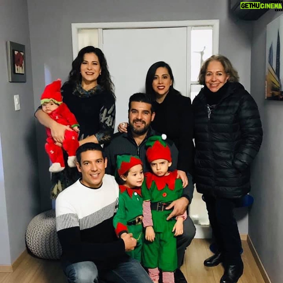 Arleth Terán Instagram - Navidad 2019, que lindo que lleguen más duendecillos a la familia, @leonalexanderlaet @roccoteran roccoteran @monicadiazde que lindo tenerlos a todos reunidos, gracias @aurelioperezbarcenas por tanto apapacho, que bonito es lo bonito. #familia #amor #celebraciones #union #alegria 🌟🎄🌞👼🏻