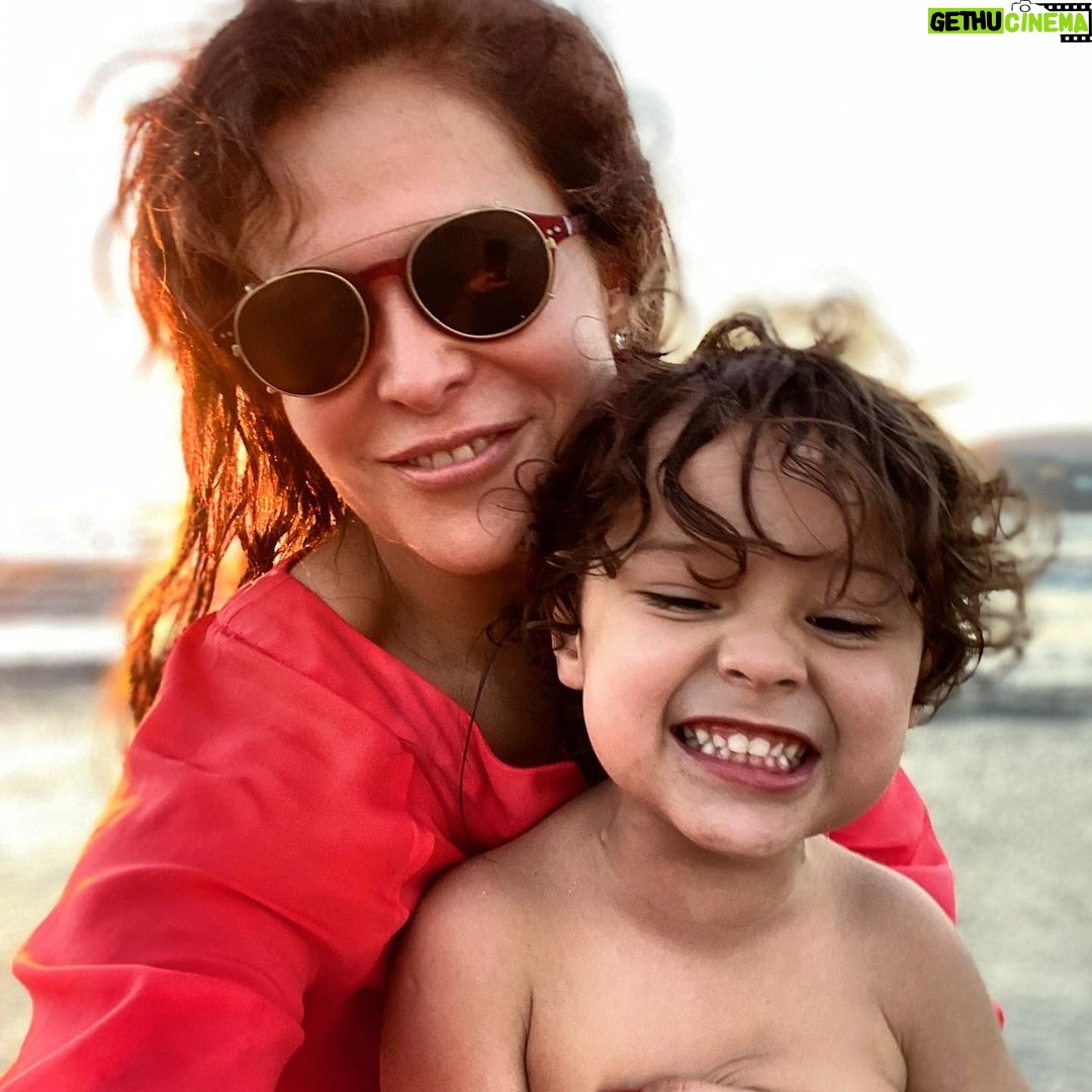 Arleth Terán - 2.8K Likes - Despidiendo con amor todo lo que nos dejó la década pasada, un sin fin de aprendizajes y evolución. Dejare como siempre que la vida me sorprenda de muchas maneras y siga generando los cambios pertinentes para seguir degustando la vida con todos sus sabores. Pies en la tierra y mirada en el cielo. Gracias a mi compañerito por tantos momentos tan bellos. A mis padres a mis hermanos y a mis amigos que sin duda hemos vivido aventuras que nos han transformado y hecho mejores personas. Gracias a la vida que me ha dado tanto. @leonalexanderlaet mi luz en el camino.