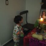 Arleth Terán Instagram - Las tradiciones mexicanas un gran tesoro para nuestros niños. @leonalexanderlaet encantado de poner el altar para su abuelo #felipeehrenberg y cantarle la canción de COCO mientras yo babeo de amor. 😘😊😍🐯 #diademuertos #tradicionesmexicanas #donleon