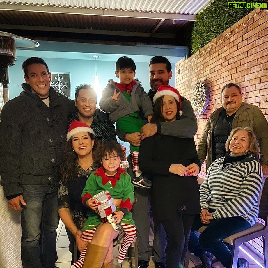 Arleth Terán Instagram - Navidad 2019, que lindo que lleguen más duendecillos a la familia, @leonalexanderlaet @roccoteran roccoteran @monicadiazde que lindo tenerlos a todos reunidos, gracias @aurelioperezbarcenas por tanto apapacho, que bonito es lo bonito. #familia #amor #celebraciones #union #alegria 🌟🎄🌞👼🏻