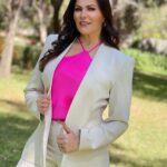 Arleth Terán Instagram – ✨🧚 Este es un mensaje que quizá tu necesitas escuchar. Con mucho cariño les comparto mi reflexión sobre el caos y los cambios en nuestra vida, para mi son una maravilla porque te reinician para cosas maravillosas. 🌟¡Feliz jueves! 🥰

💖✨ Mi blusa preciosa es de @latinchicboutique Mexico City, Mexico