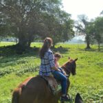 Arleth Terán Instagram - Una de mis grandes pasiones es hacer largas cabalgatas y que mejor compañía que @leonalexanderlaet quien heredó mi gusto por los caballos. Esta es otra relajante actividad que se puede realizar en @haciendadelosmarcos lugar precioso donde nos hospedamos en #lahuastecaPotosína muy agradecida por todas sus atenciones GRACIAS @andypanda___ @analucilagr por todas tus atenciones, Adriana y Jesús nos consintieron mucho. 😘 ♥️ 🏇🇲 🇽@ivanfloresfoto @turismovalles Huasteca Potosina SLP