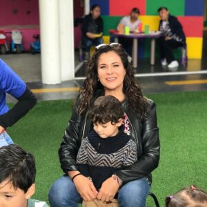 Arleth Terán Instagram - Gracias querido hermano @arathdelatorre y @susylu me encanta verlos de papas.  GRACIAS POR TANTO. Nos divertimos mucho. 😍😘❤️🙌🏻🦁 #cumpleañoslia #niñosfelices #fiesta