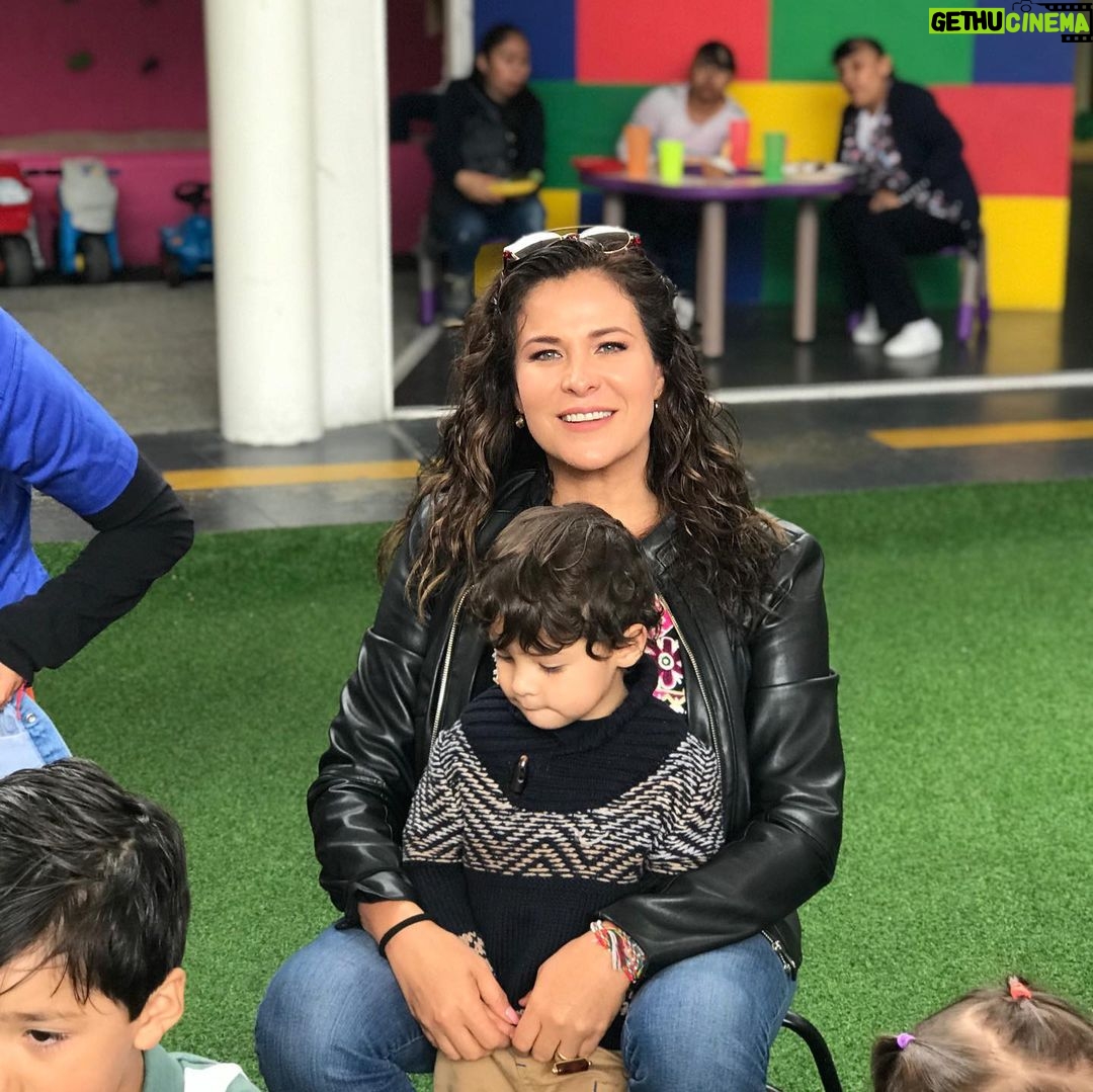 Arleth Terán - 6.3K Likes - Gracias querido hermano @arathdelatorre y @susylu me encanta verlos de papas. GRACIAS POR TANTO. Nos divertimos mucho. 😍😘❤️🙌🏻🦁 #cumpleañoslia #niñosfelices #fiesta