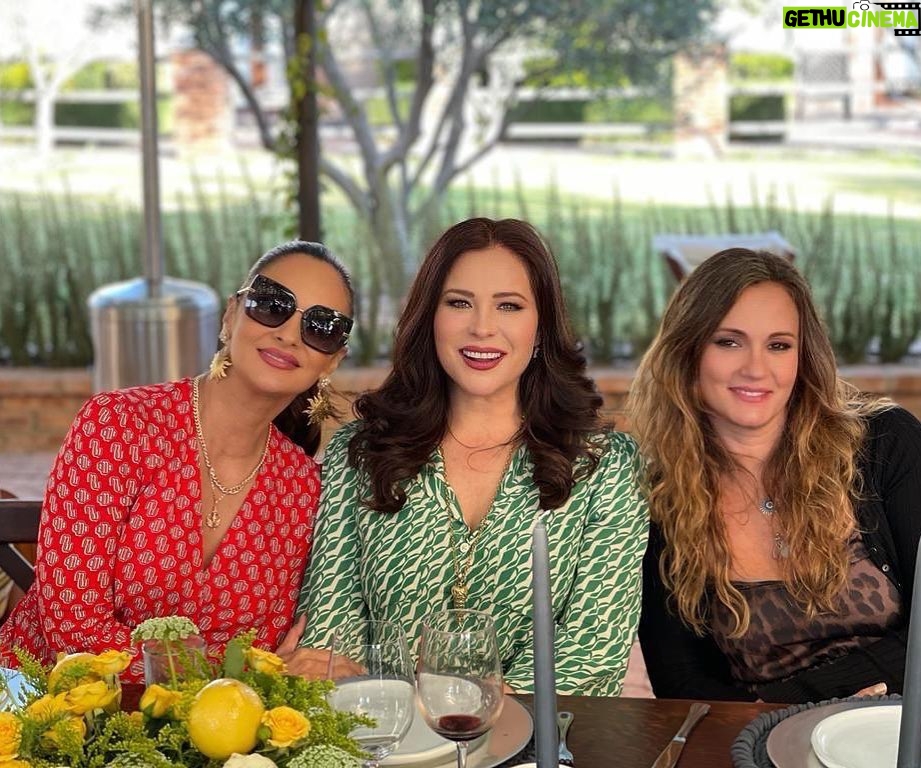 Arleth Terán - 2.6K Likes - Las hermanas que Dios me regalo , GRACIAS por llenarme de fortaleza y de tanto apapacho.
@laseoaneoficial @stella_simona #vida #hermandad #solidaridad