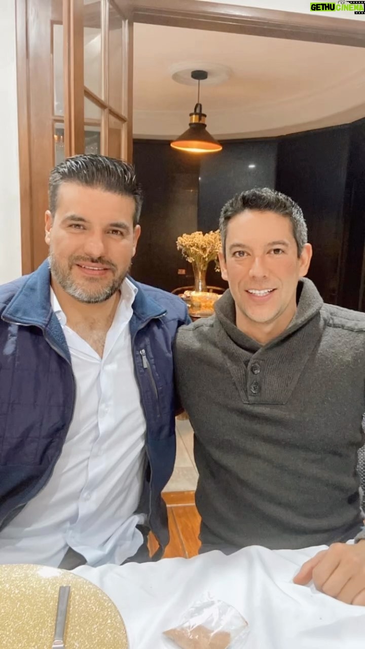 Arleth Terán Instagram - Estos guapos son mis hermanos, @roccoteran @carlos.teran.3551 pasamos un Año Nuevo diferente, yo solo pido amor para mis amores. GRACIAS familia por estar siempre en las buenas en las malas y en las peores. GRACIAS por apapacharme tanto y llenarme de fortaleza. Me quedo con el amor de mis sobrinos y mi cuñada que me hicieron el año. @javier_sanchez_bernal gracias amor por no soltarme y por hacerme sentir tu paz. A mi @leonalexanderlaet lo extrañamos todos. Que falta hace ese chiquito. #fe #amor #familia #union #fortaleza ❤️🎊🎉🦁❤️🎉🦁 En Familia es Mejor
