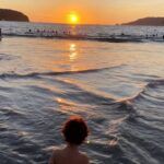 Arleth Terán Instagram – Este viaje fue a Ixtapa Zihuatanejo y estuvo increíble, esta hermosa puesta, fue antes de que que empezara la pandemia del 2019 cuando la normalidad no era anormal. Que días aquellos. Con mis queridos @gabrielapablos y @memonietomacotela y los @panditas_twin bien chiquillos, @leonalexanderlaet  tenia año y medio. #familia #hijos #añonuevo2019 #undiaalavez