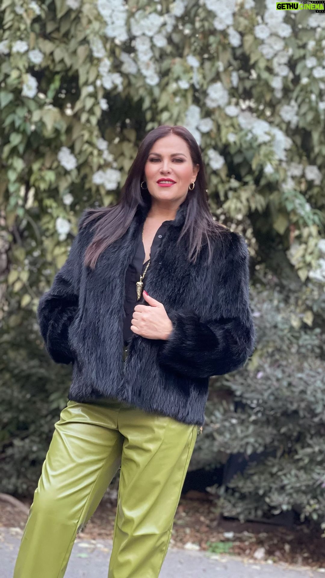 Arleth Terán Instagram - ✨💕 No pierdas tu tiempo yendo por un camino que no te hace feliz. Atrévete a equivocarte, a cambiar la ruta, a aprender por ensayo y error, pero siempre orgullos@ de lo que eres. Por que el mejor proyecto que podemos tener somos nosotros mismos, la mejor inversión que hagamos está en nosotros. ✨ ¡Bonito miércoles! 🧚 Mexico City, Mexico