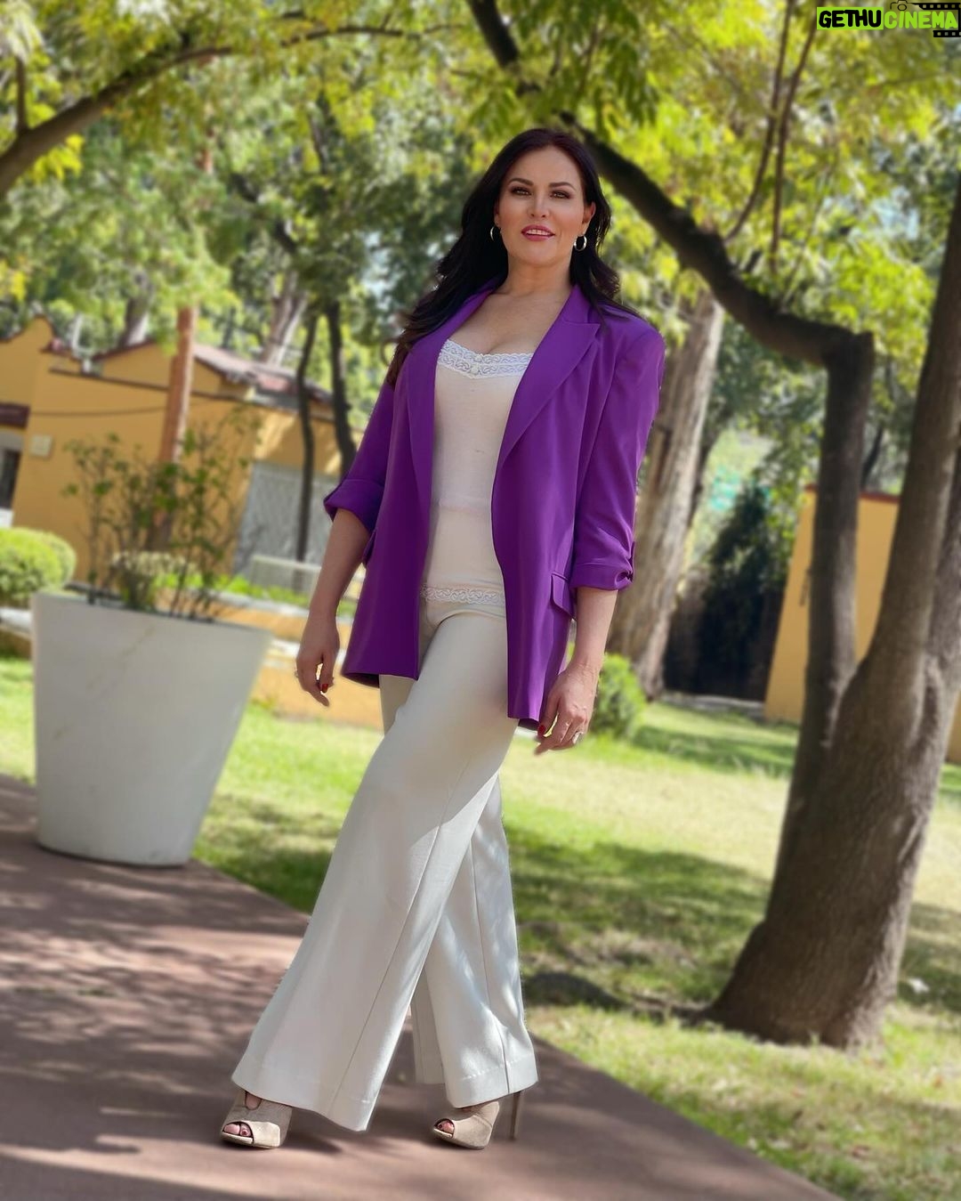 Arleth Terán Instagram - 🙏💕 Permítete aprender de lo negativo: la vida no es perfecta, y eso debemos tenerlo claro. 🧚 Es un largo viaje lleno de dificultades en el que tropezamos con dolor, envidia, celos, deshonestidad, maldad, deslealtad y otras especies parecidas. De eso debemos aprender: que se vale estar triste, se vale llorar, se vale perder, se vale equivocarse. ✨¡Eso también es vida!✨ Mexico City, Mexico