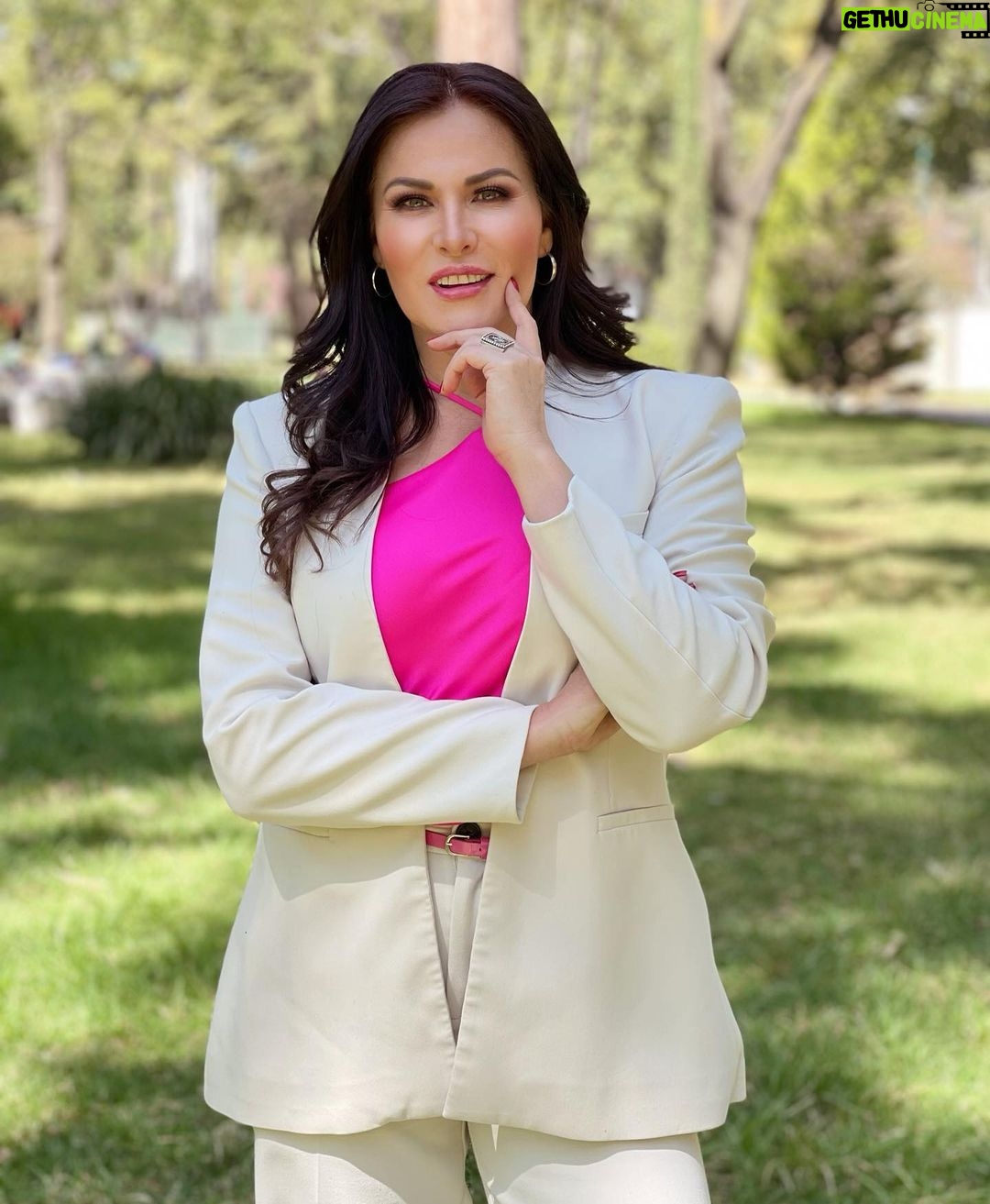 Arleth Terán Instagram - 🍃🧚 Hay que depurar para que nuevas experiencias, energías, cosas y metas lleguen a nuestra vida. 🧘🏻♀️Somos como un computador, que al llenarse la capacidad empieza a funcionar de manera más lenta… y entonces es allí donde empezamos a reiniciarlo, a limpiarlo para hacer espacio. 🍃🪷Así mismo funcionamos, cada cierto tiempo debemos limpiar la basura mental, renovar nuestras energías y abrir espacio para nuevas aventuras. ✨🧚