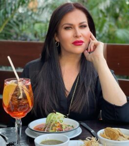 Arleth Terán Instagram - 🌮Nada mas delicioso que consentirnos con una rica comida🥙🍹🤭Soy fan de las tostadas de ceviche, me estoy disfrutando cada sabor de esta comida. Además, que ya saben que soy buen diente y me disfruto de principio a fin cuando de comer se trata jajaj bonito día para todos✨☀️🤩 Mexico City, Mexico
