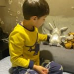 Arleth Terán Instagram - La edad de la inocencia, Don @leonalexanderlaet hizo píjamada en mi cama con todos sus muñecos. Que sería la vida sin estos bellísimos instantes?. #infancia #hijos 😻🐶🦁🐼🐨🐰🐻‍❄️🦊🐒 Un Lugar Feliz