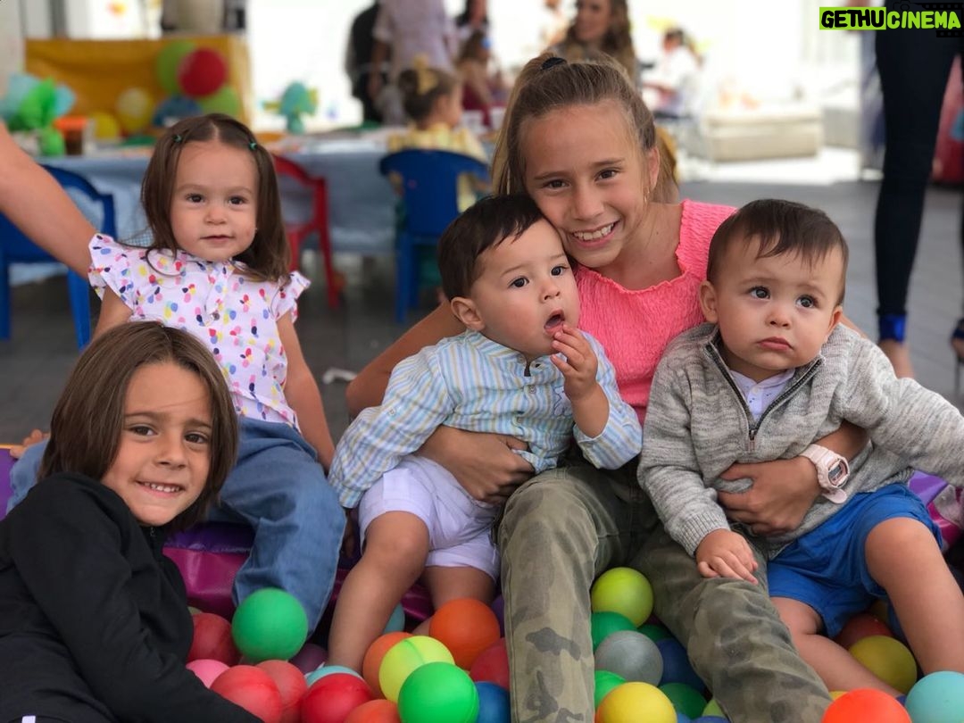 Arleth Terán Instagram - Esta es de cuando @leonalexander tenia un añito, fiesta de cumpleaños, la pasamos muy bien !! 🦁🎂🍭#misamigos #primosdelatorre @arathdelatorre @ulisesdelatorre #quique #gala #luca #mia #tbt