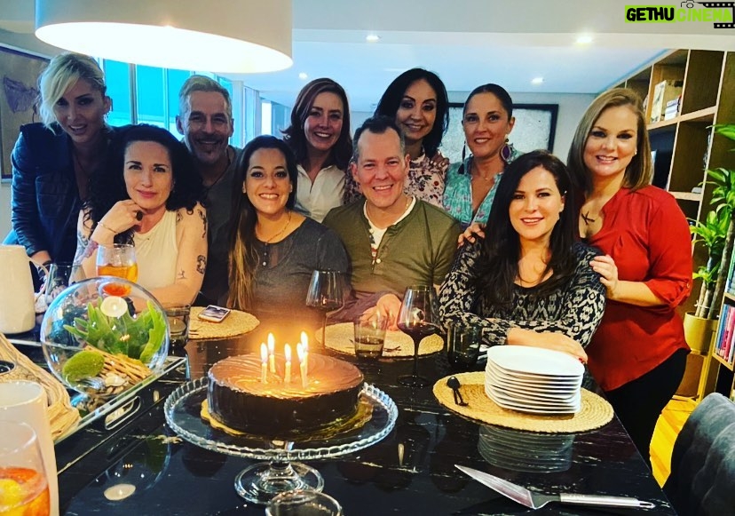 Arleth Terán Instagram - Los chicos del @cea_televisa con la más espléndida anfitriona @marcelapezet que rico verlos y gozarlos. Nos hicieron falta @aracelyarambula y @adelareguera. @juanrioscantu @cinthyacoppelli #brendaberreleza @valsirgo @aponte.gabriella @karla_graham #comidageneración #ceatelevisa #compañeros #amigos #hermanos #familia En Casa, en Familia