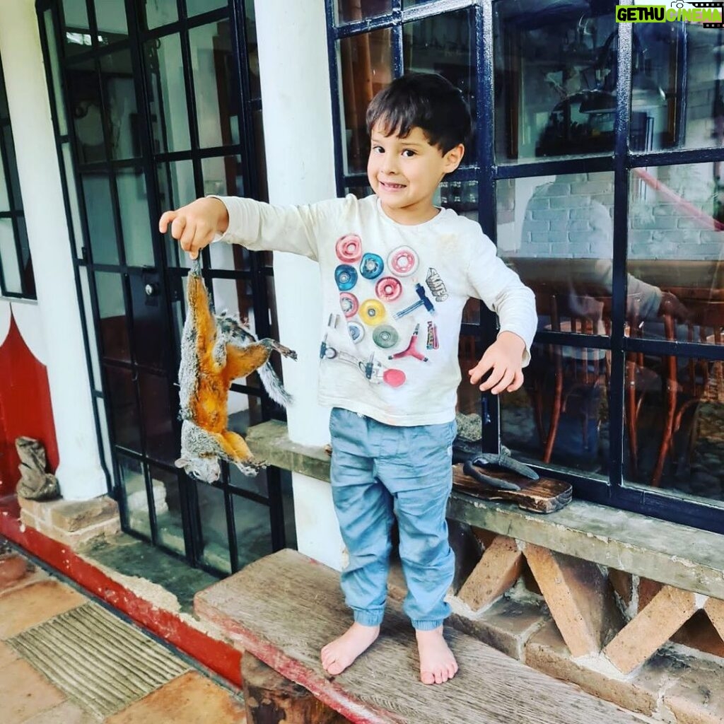 Arleth Terán Instagram - Que voy a hacer con este hijo de Blancanieves??? Se la encontró casual en el rancho, bien tiesa por si estaban con el pendiente ..... 😂🤣😂🤣@leonalexanderlaet #infancia #vivefelix #donleon #verano 🤦🏻‍♀️🤯😜😍🦁🐿❤️ Un Lugar Maravilloso